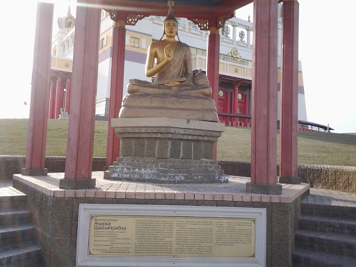 Статуя Пандиты Ачарья Шакьяпрабха