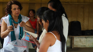 <p>
	Marlene Samper helping elders of the Mocagua village choose their new reading glasses, donated by friends of Calanoa Amazonas. Feb 2012</p>
