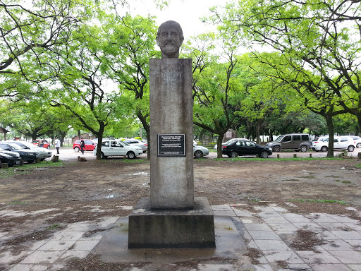 Maurício Sirotsky Statue