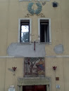 Dombormű és régi címer a házfalon