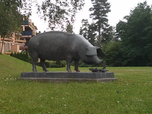 Piggie Statue