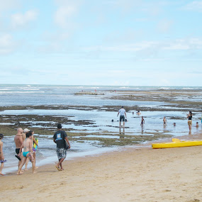People enjoying beach by Anderson Soares - Travel People