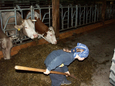 Kinder helfen freiwillig im Stall mit