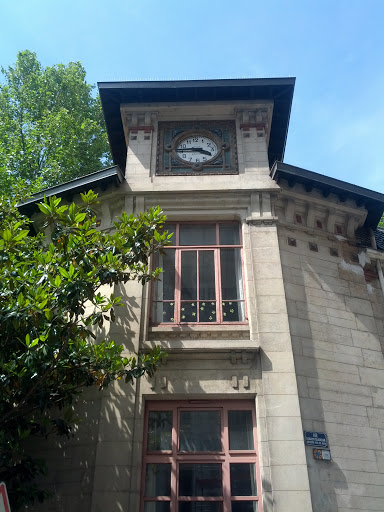 Horloge De L'ecole Robert Doisneau