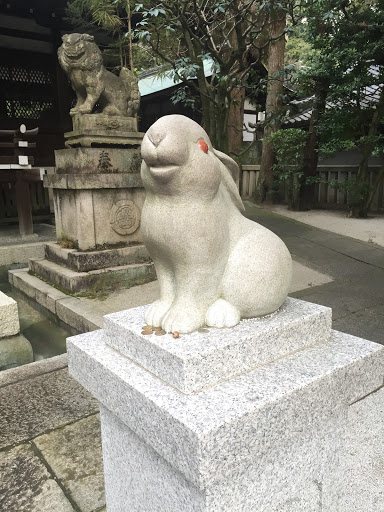 岡崎神社 阿形の狛兎