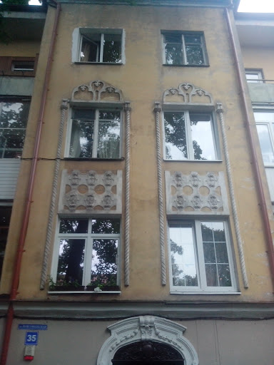 Окна С Барельефами