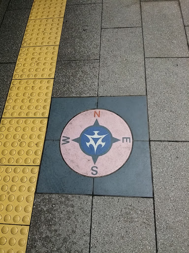 二条城前駅 Compass タイル
