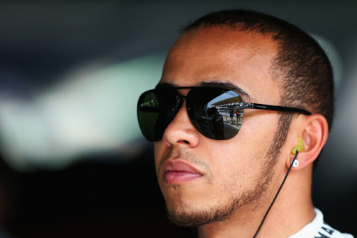 Lewis-Hamilton-occhiali-da-sole