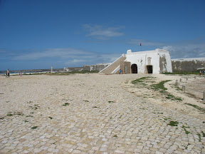 Een groot terrein licht achter het ford