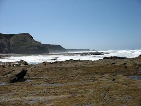 Hoge golven tegen de rotsen