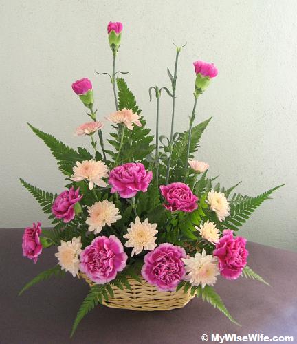 Pink chysanthemums as secondary flower Pink chysanthemums as secondary flower