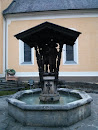 Brunnen vor Kirche  