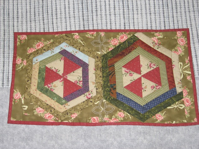 [Table Runner for Auntie Nellie March 2008[2].jpg]