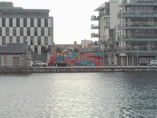Graffitis Across the Quay 