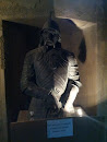 Inside: Iancu statuie
