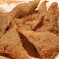 Hot Crispy Wontons Stuffed with Chocolate and Bananas