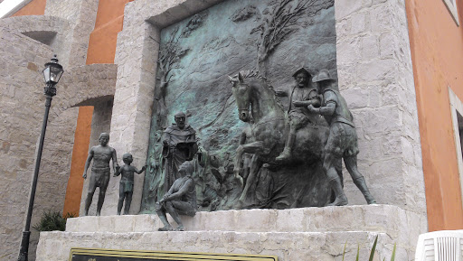 Escultura En Plaza Fundadores 