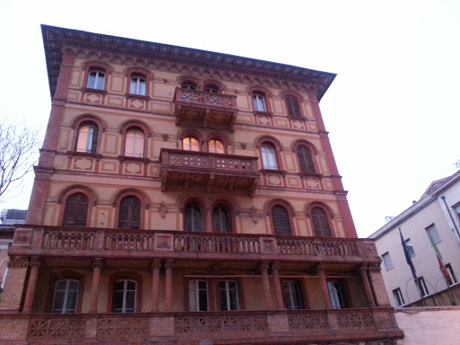 Palazzo Rosso Nei Pressi Di P. Partigiani