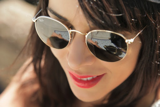 Raquel del Rosario con gafas Ray-Ban