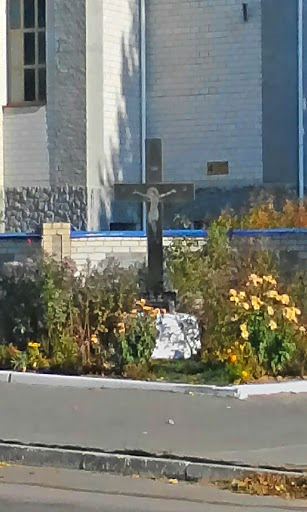 Крест возле собора