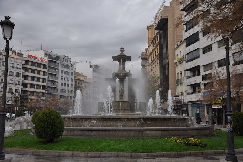 Фонтан на площади в Гранаде