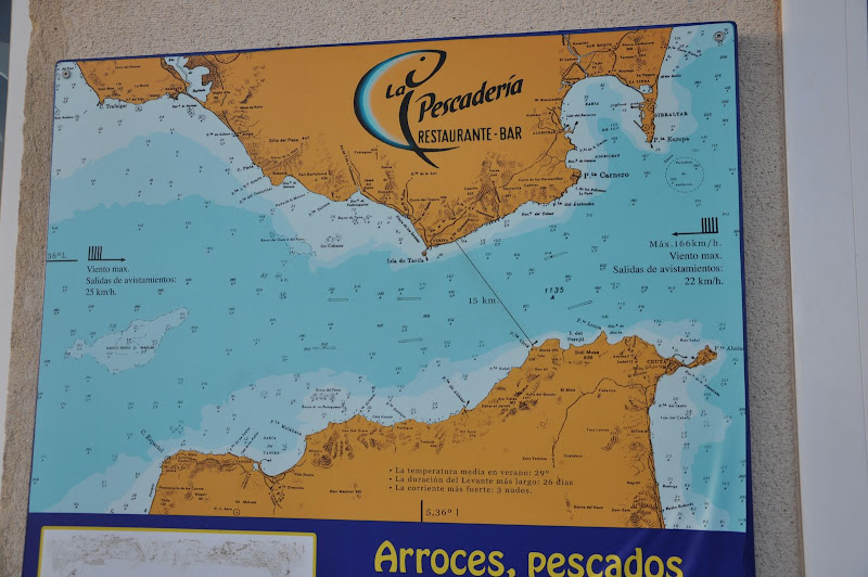 Плакат с картой пролива Гибралтар в Тарифе
