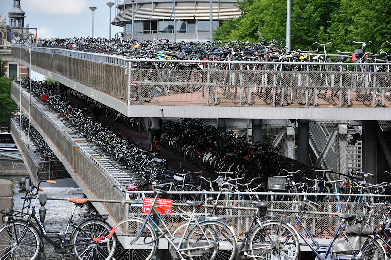 Многоуровневая велопарковка в Амстердаме