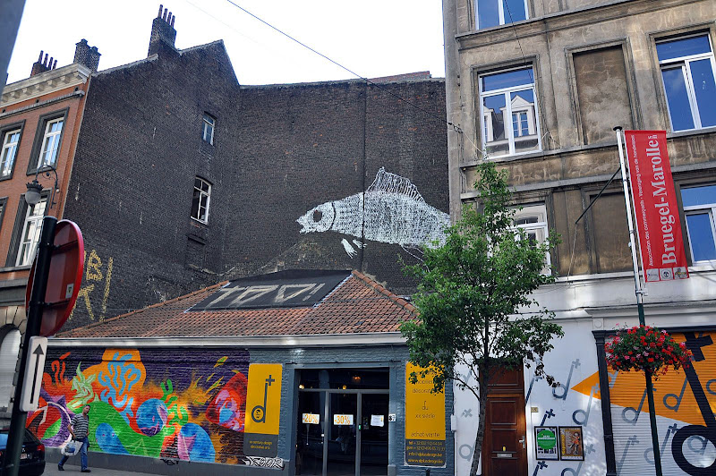 Граффити на стенах домов в Брюсселе