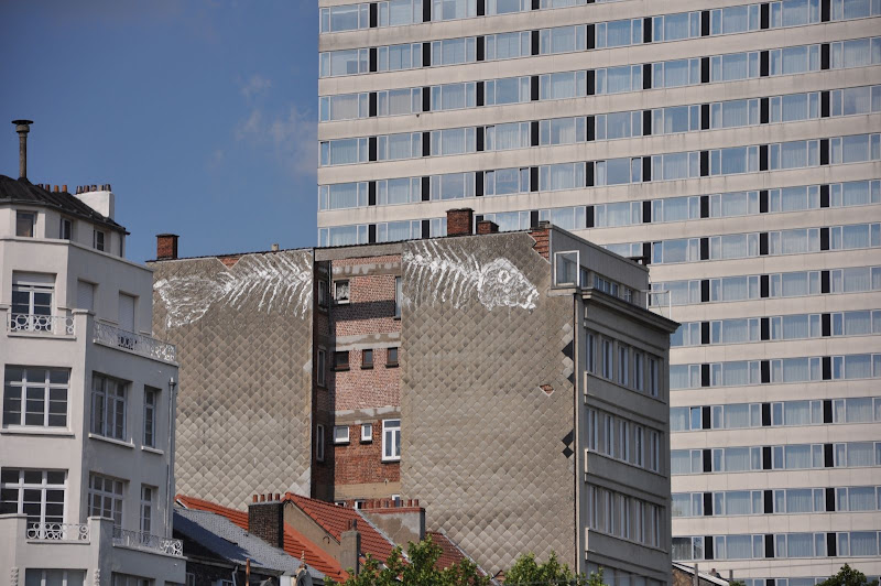 Граффити на стенах домов в Брюсселе