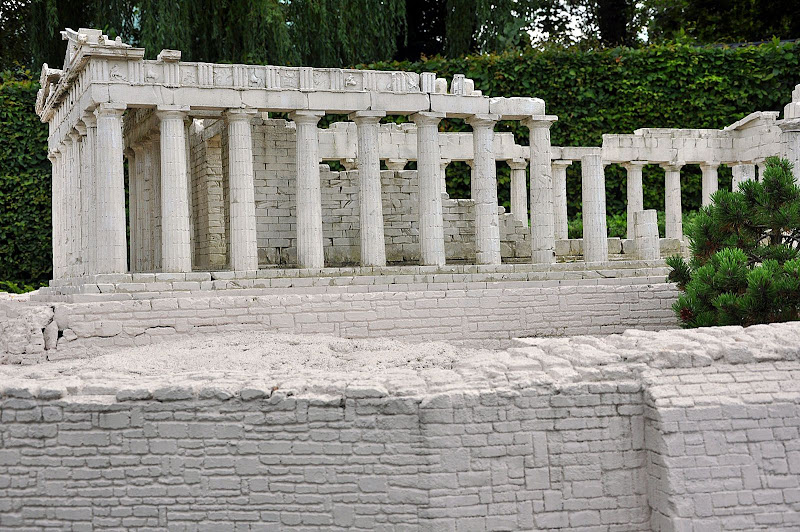 Греческие развалины в парке Мини-Европа в Брюсселе