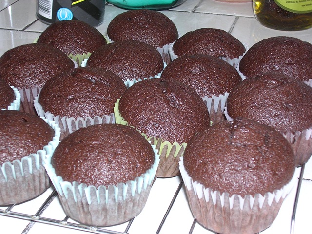 [Sour Cream Chocolate Cupcakes[2].jpg]