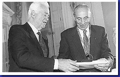 Enzo Bearzot riceve il premio sport civiltà da Ercole Negri 1997