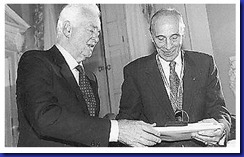 Enzo Bearzot riceve il premio sport civiltà da Ercole Negri 1997 Enzo Bearzot riceve il premio sport civiltà da Ercole Negri 1997