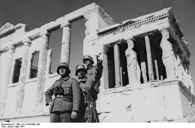 [Bundesarchiv_Bild_101I-164-0368-14A,_Griechenland,_deutsche_Soldaten_in_Athen[3].jpg]