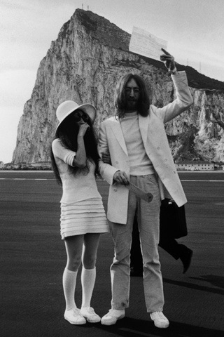 [Yoko Ono y John Lennon[4].jpg]