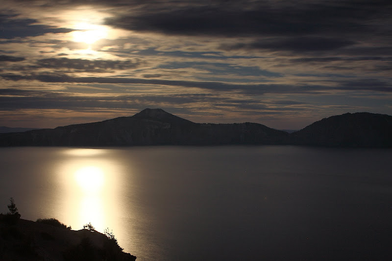 IMAGE: http://lh5.ggpht.com/_-nUXpYGw-FA/StzUd4DliKI/AAAAAAAABPE/nBSE9NxV60I/s800/Full%20Moon%20in%20Clouds.JPG