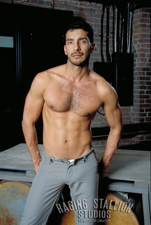 [muscle-hunk-gay-porn-star-Miguel-Leonn-01.jpg]