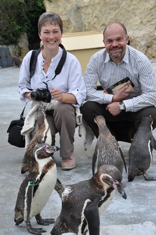 [Rachel & Simon with Penguins DSC_0603[4].jpg]