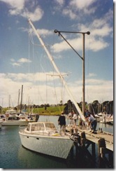 47 Freewind, Bay of Islands, puttin the mast in