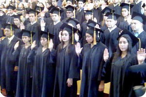 Los-estudiantes-de-Ingenieria-recibieron-en-la-UNAH-los-titulos-que-los-acreditan-como-profesionales-este-miercoles.-UNAH-gradua-profesionales-de-Ingenieria_noticia_full
