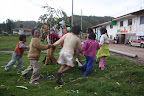 Pérou &ndash; Les enfants aussi ont leur arbre à couper pour le Carnaval!