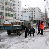 – 黑河旅游服务中心前面铲雪的工人 – 黑河旅游服务中心前面铲雪的工人