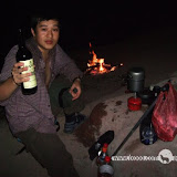 – 篝火前提着红酒瓶的腊酥 – 篝火前提着红酒瓶的腊酥
