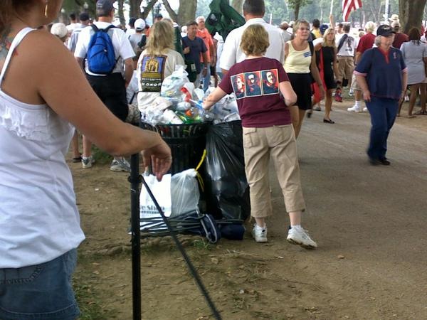 [Patriots Clean-up On Their Way Out From Restore Honor Rally[3].jpg]