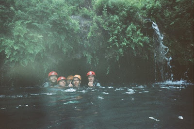 Saliendo de una de las cavernas