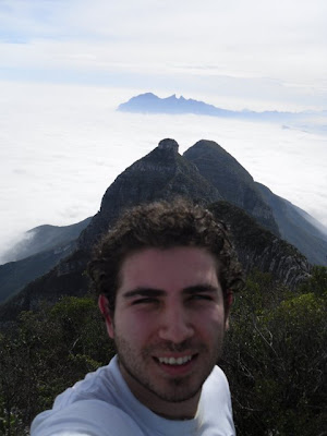 con el fondo del cerro de la silla