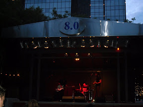 Lugar en el que cenamos, un bar con musica en vivo llamado 8.0