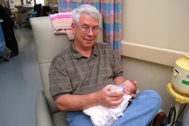 [grandpa feeding his first bottle[2].jpg]