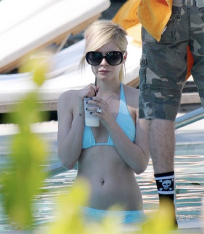 [avril_blue_bikini_83.jpg]