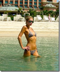 paris-hilton-poses-in-bikini-in-duba-1